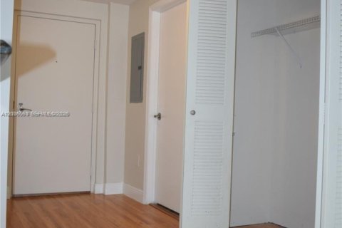 Condominio en alquiler en Miami, Florida, 1 dormitorio, 73.39 m2 № 2084768 - foto 11