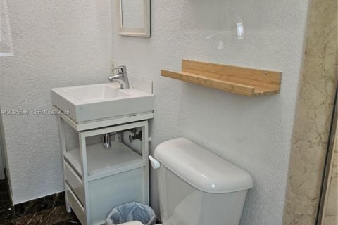 Condo in Miami Beach, Florida, 1 bedroom  № 2392117 - photo 18