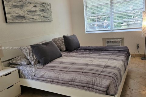 Condo in Miami Beach, Florida, 1 bedroom  № 2392117 - photo 13