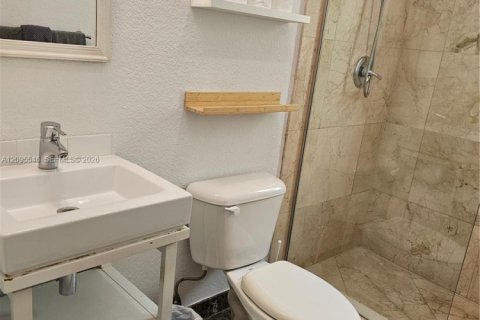 Condo in Miami Beach, Florida, 1 bedroom  № 2392117 - photo 16