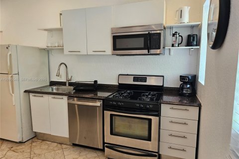 Condo in Miami Beach, Florida, 1 bedroom  № 2392117 - photo 10
