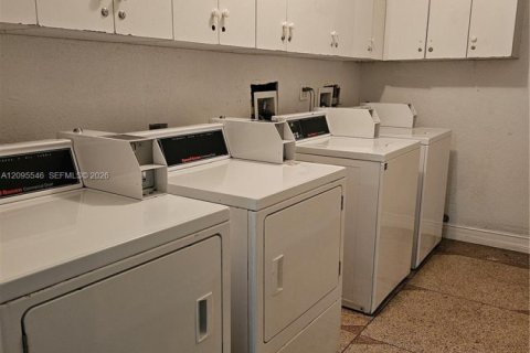 Condo in Miami Beach, Florida, 1 bedroom  № 2392117 - photo 24