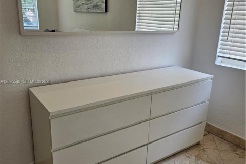 Condo in Miami Beach, Florida, 1 bedroom  № 2392117 - photo 12