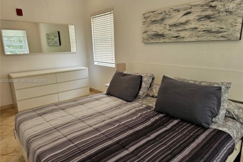 Condo in Miami Beach, Florida, 1 bedroom  № 2392117 - photo 15