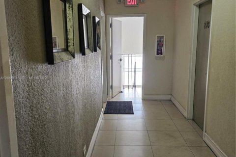 Condo in Miami Beach, Florida, 1 bedroom  № 2392117 - photo 21