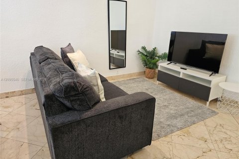 Condo in Miami Beach, Florida, 1 bedroom  № 2392117 - photo 2