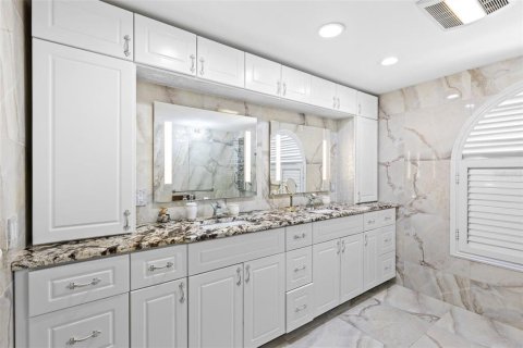 House in Tampa, Florida 4 bedrooms, 239.87 sq.m. № 1807216 - photo 22