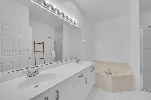 House in Sunrise, Florida 2 bedrooms, 122.63 sq.m. № 1890826 - photo 25
