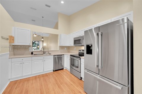 House in Sunrise, Florida 2 bedrooms, 122.63 sq.m. № 1890826 - photo 17