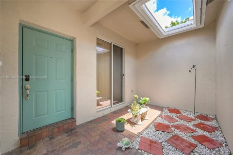 House in Sunrise, Florida 2 bedrooms, 122.63 sq.m. № 1890826 - photo 4