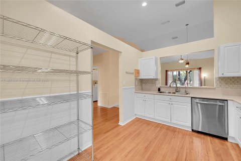 House in Sunrise, Florida 2 bedrooms, 122.63 sq.m. № 1890826 - photo 18