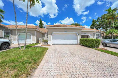 House in Sunrise, Florida 2 bedrooms, 122.63 sq.m. № 1890826 - photo 1