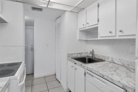 Studio in the Condo in Sunny Isles Beach, Florida № 1951152 - photo 19