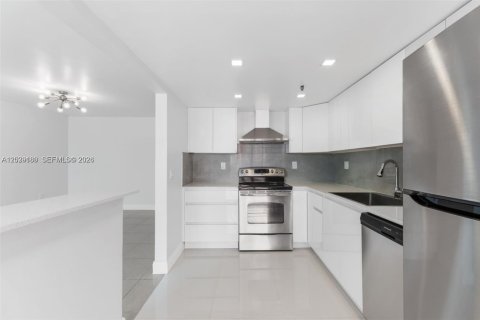 Condo in North Miami Beach, Florida, 2 bedrooms  № 2257845