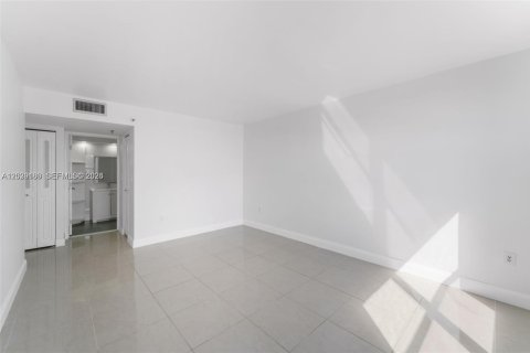 Condo in North Miami Beach, Florida, 2 bedrooms № 2257845 - photo 15