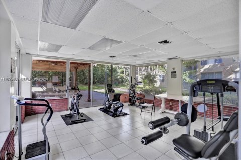 Condo in North Miami Beach, Florida, 2 bedrooms № 2257845 - photo 21