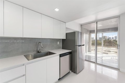 Condo in North Miami Beach, Florida, 2 bedrooms № 2257845 - photo 7