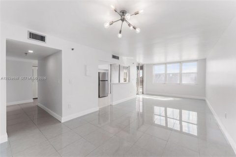 Condo in North Miami Beach, Florida, 2 bedrooms № 2257845 - photo 3