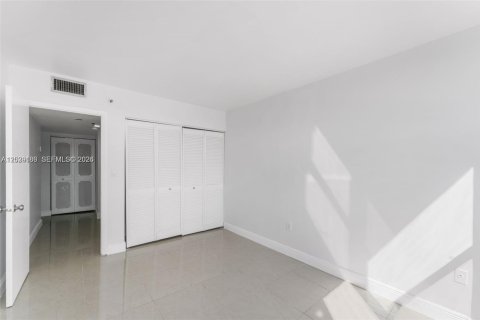 Condo in North Miami Beach, Florida, 2 bedrooms № 2257845 - photo 8