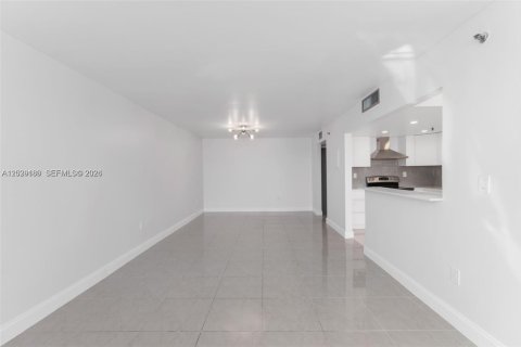 Condo in North Miami Beach, Florida, 2 bedrooms № 2257845 - photo 9