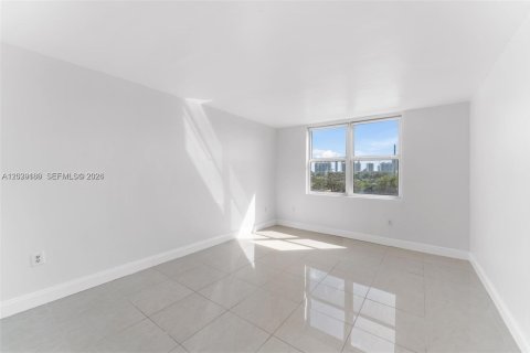 Condo in North Miami Beach, Florida, 2 bedrooms № 2257845 - photo 16
