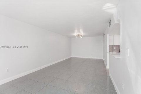 Condo in North Miami Beach, Florida, 2 bedrooms № 2257845 - photo 10
