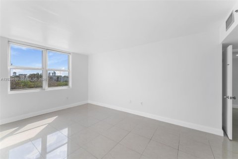 Condo in North Miami Beach, Florida, 2 bedrooms № 2257845 - photo 17