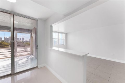 Condo in North Miami Beach, Florida, 2 bedrooms № 2257845 - photo 11