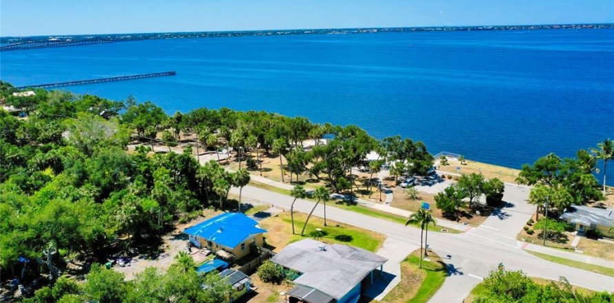 House in Punta Gorda, Florida 2 bedrooms, 129.32 sq.m. № 1908014