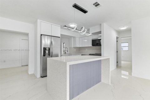 House in Miramar, Florida 4 bedrooms, 152.92 sq.m. № 2061499 - photo 8