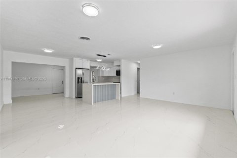 House in Miramar, Florida 4 bedrooms, 152.92 sq.m. № 2061499 - photo 5