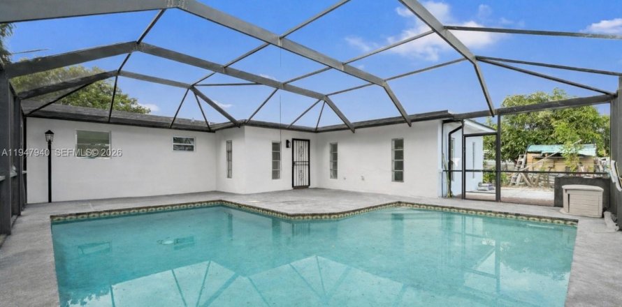 House in Miramar, Florida 4 bedrooms, 152.92 sq.m. № 2061499