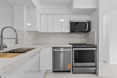 House in Miramar, Florida 4 bedrooms, 152.92 sq.m. № 2061499 - photo 10