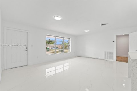 House in Miramar, Florida 4 bedrooms, 152.92 sq.m. № 2061499 - photo 7