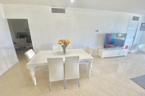 Condo in Bal Harbour, Florida, 2 bedrooms  № 1936149 - photo 5