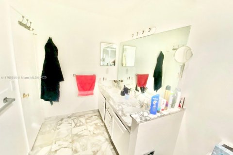 Condo in Bal Harbour, Florida, 2 bedrooms  № 1936149 - photo 24