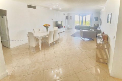 Condo in Bal Harbour, Florida, 2 bedrooms  № 1936149 - photo 3