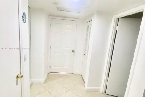 Condo in Bal Harbour, Florida, 2 bedrooms  № 1936149 - photo 22