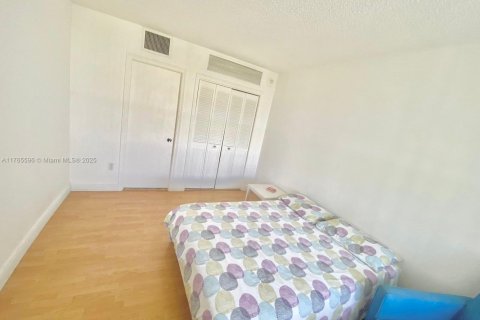 Condo in Bal Harbour, Florida, 2 bedrooms  № 1936149 - photo 12