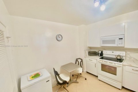 Condo in Bal Harbour, Florida, 2 bedrooms  № 1936149 - photo 29