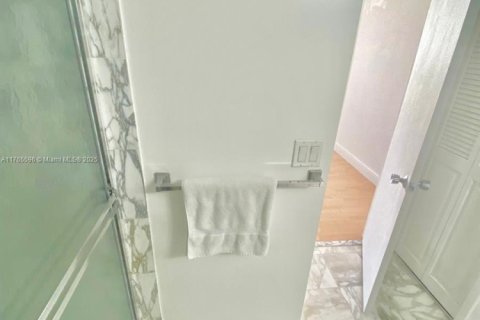 Condo in Bal Harbour, Florida, 2 bedrooms  № 1936149 - photo 11