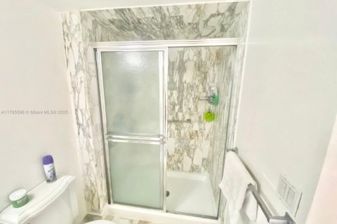 Condo in Bal Harbour, Florida, 2 bedrooms  № 1936149 - photo 9