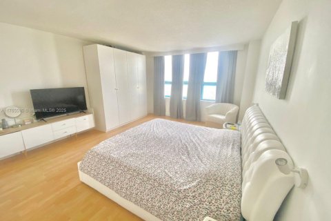 Condo in Bal Harbour, Florida, 2 bedrooms  № 1936149 - photo 15