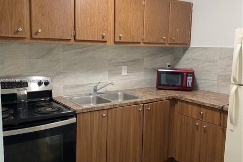 Commercial property in Pompano Beach, Florida 177.81 sq.m. № 2008244 - photo 3