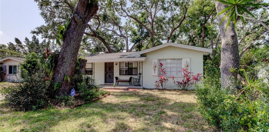House in Saint Petersburg, Florida 2 bedrooms, 107.49 sq.m. № 1679836