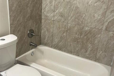 Condominio en alquiler en Orlando, Florida, 2 dormitorios, 77.11 m2 № 1901774 - foto 10