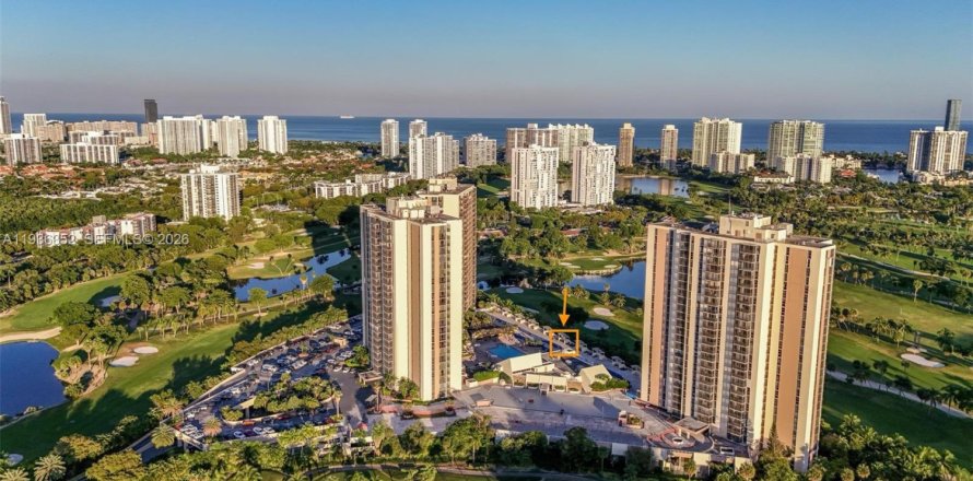 Townhouse in Aventura, Florida 3 bedrooms, 232.26 sq.m. № 1995061