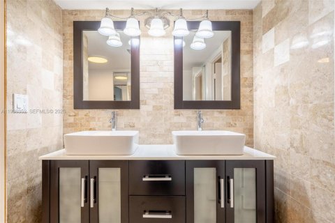 Townhouse in Aventura, Florida 3 bedrooms, 232.26 sq.m. № 1995061 - photo 19