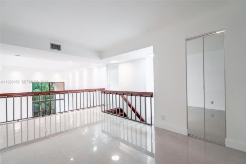 Townhouse in Aventura, Florida 3 bedrooms, 232.26 sq.m. № 1995061 - photo 13