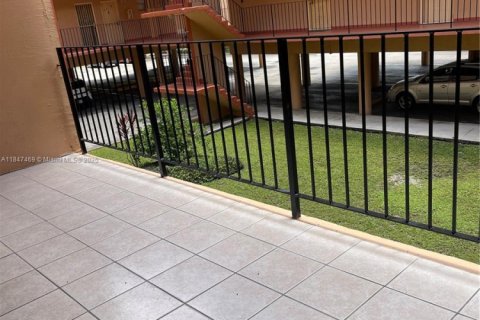 Condo in Hialeah, Florida, 2 bedrooms № 1935983 - photo 6